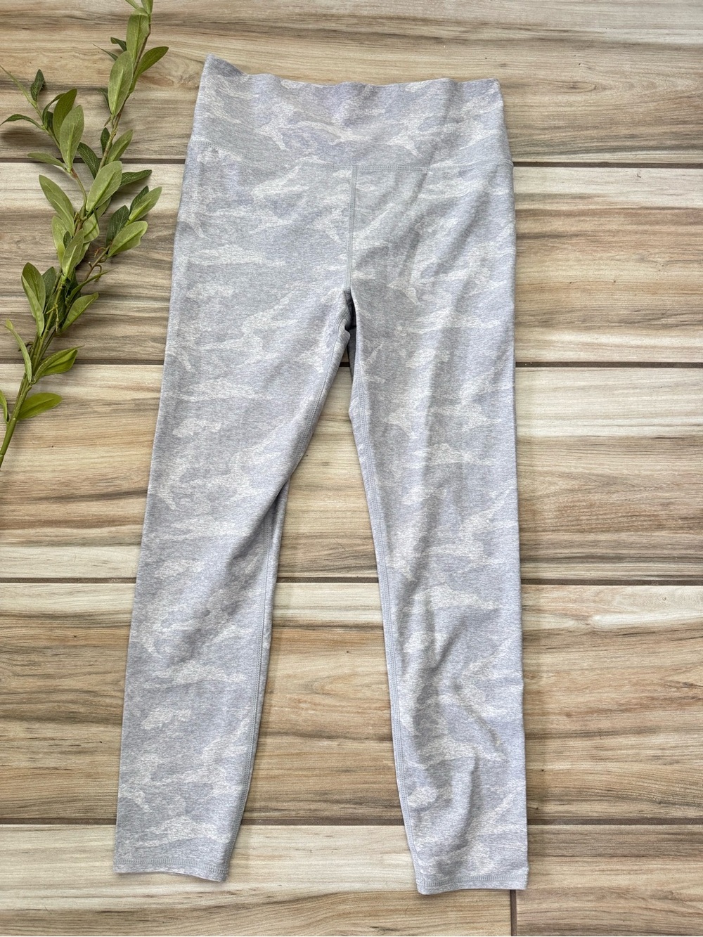 Vuori Clean Elevation Camo Leggings Women’s L Gray High Rise 7/8 Yoga